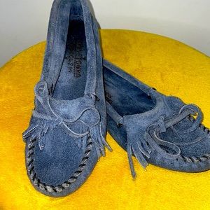 Minnetonka Kitty Hard Sole Blue Leather Moccasin Shoes Women’s 6